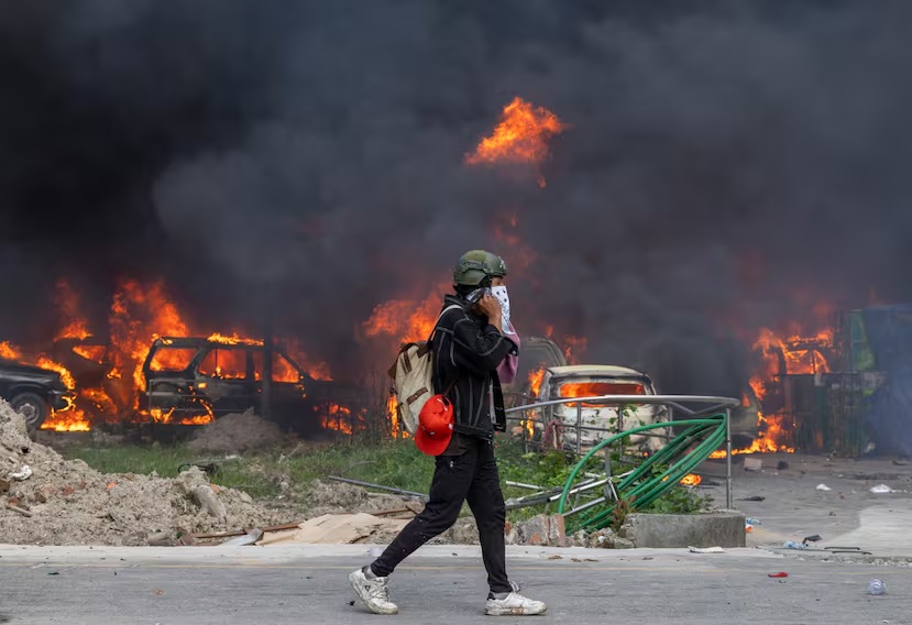Las llamas consumen decenas de edificios y residencias de Katmandú, la capital de Nepal, a causa de protestas antigubernamentales que forzaron la dimisión del primer ministro.