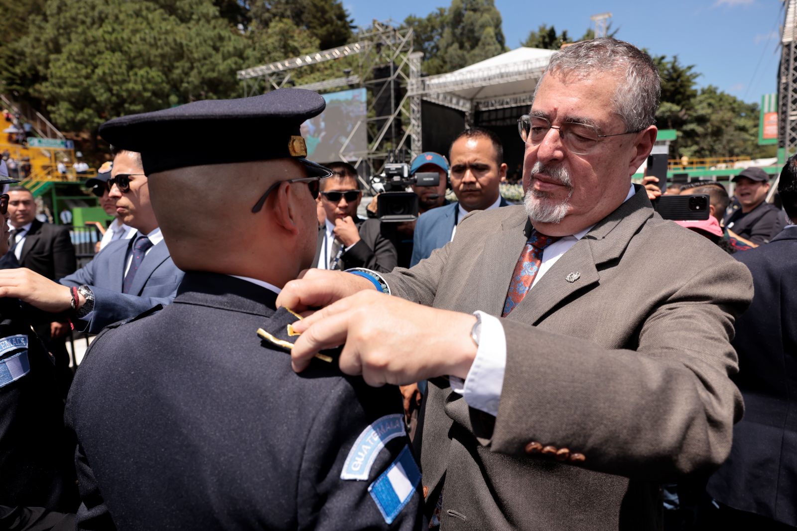 El presidente Bernardo Arévalo participa en la imposición de insignias a mandos de la PNC ascendidos en la mayor graduación de agentes.