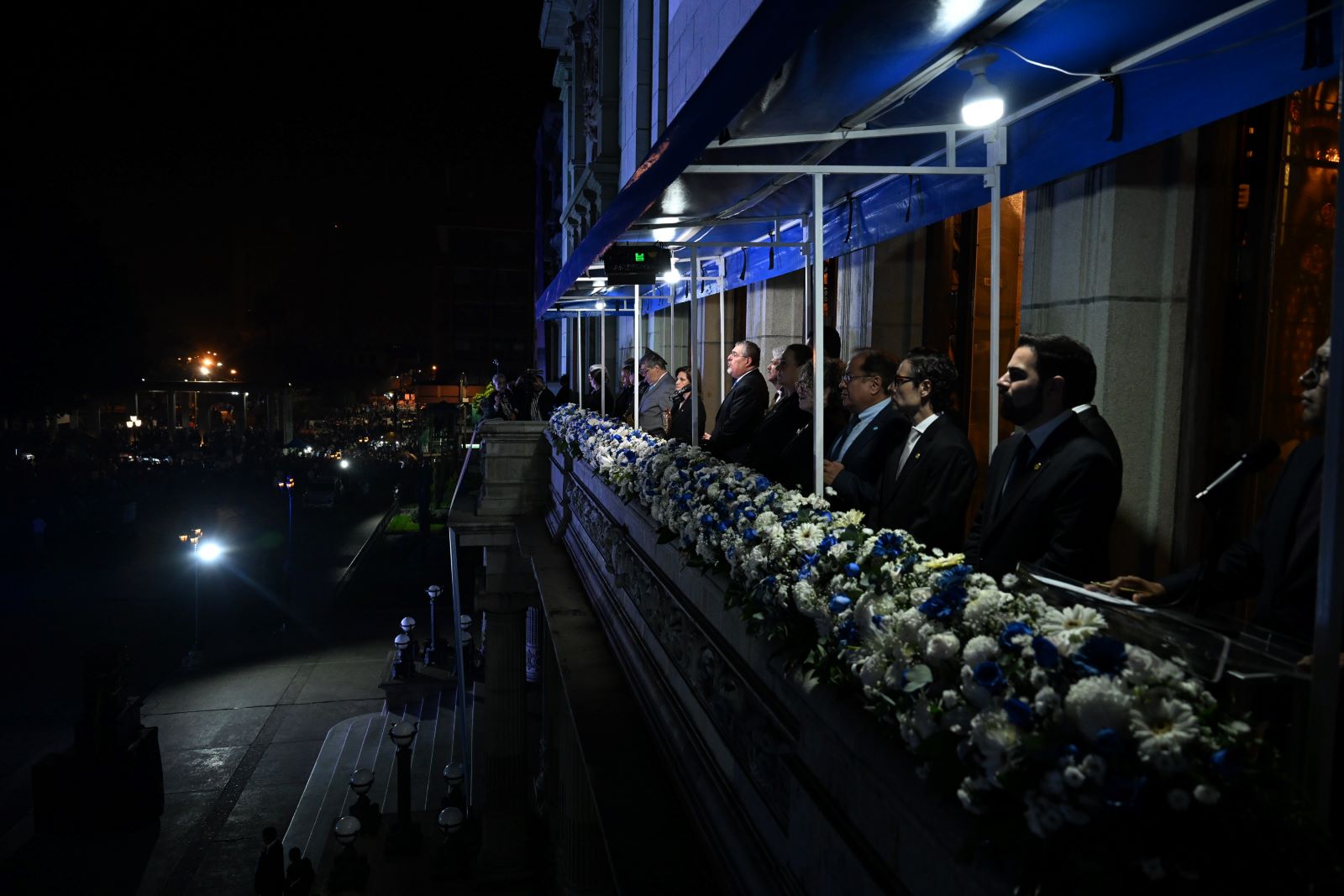 El presidente Bernardo Arévalo, junto a la vicepresidenta Karin Herrera y miembros de su gabinete, en la ceremonia de conmemoración de los 204 años de la Independencia patria.