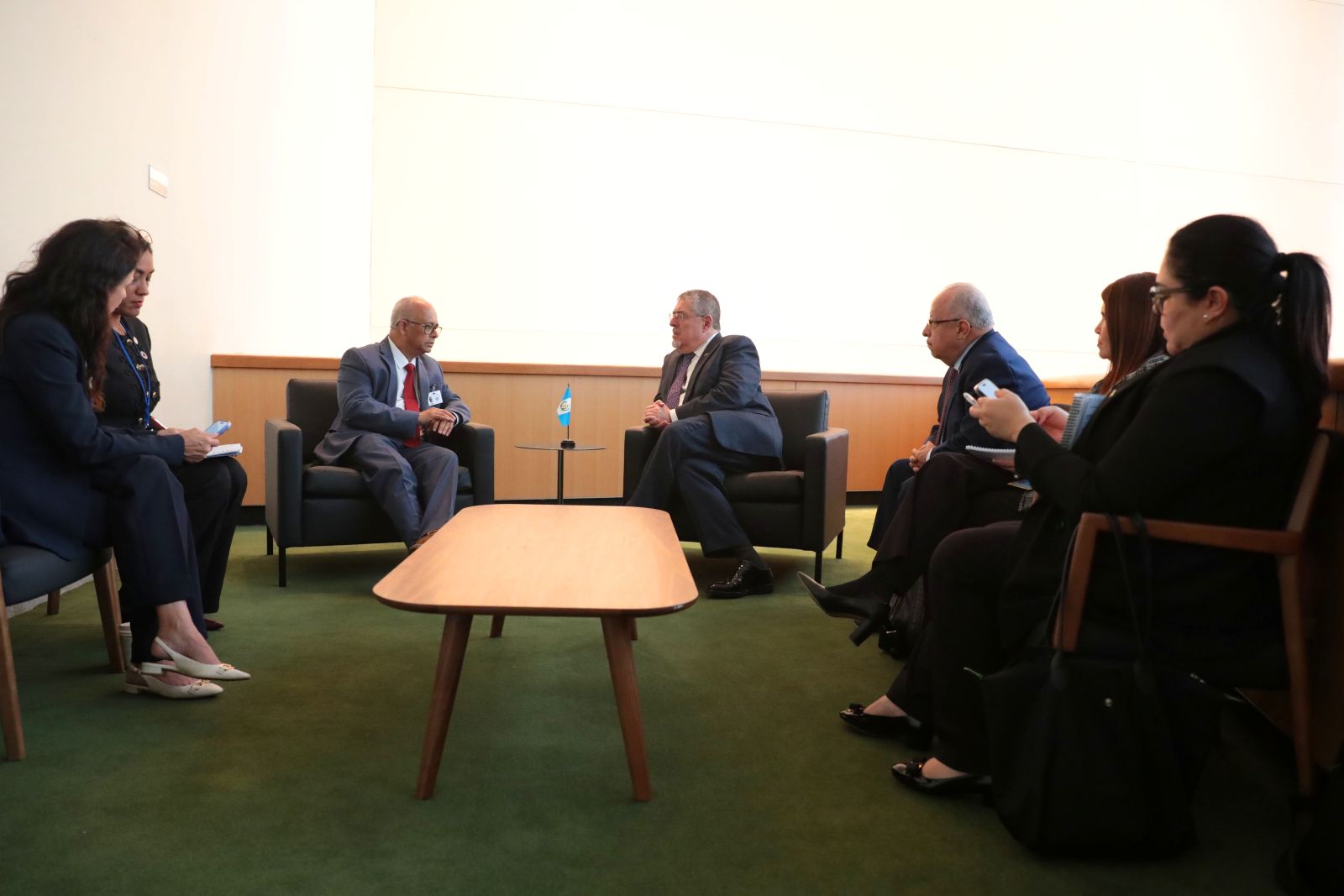 Presidente Arévalo conversa con primer ministro de Belice al concluir cita en la ONU