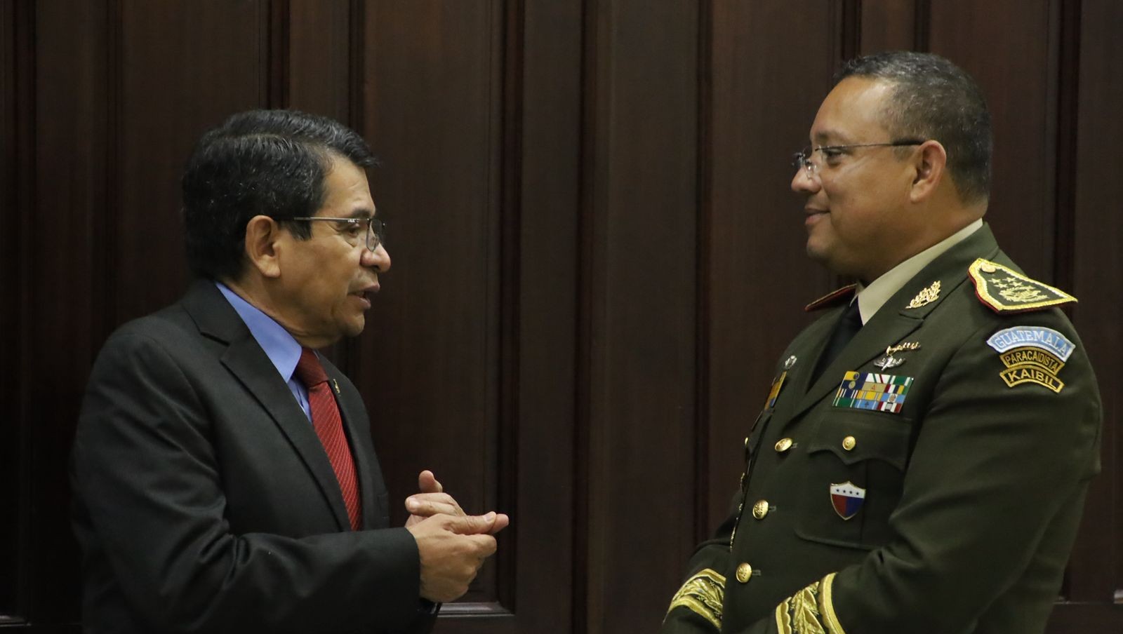 El ministro Díaz Bobadilla recibe la presidencia del Comité Nacional de Protección Marítima y Portuaria de manos del ministro de la Defensa, Henry Sáenz.