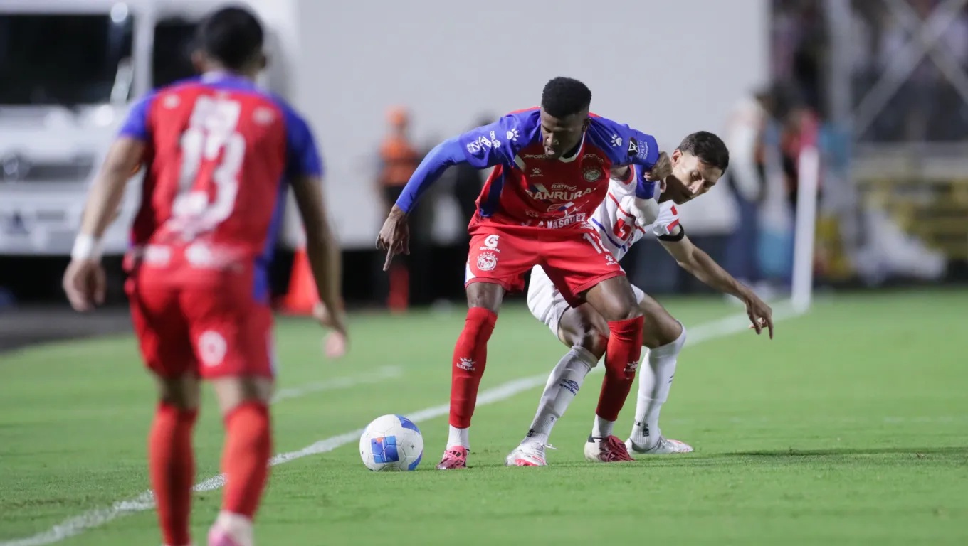 El costaricense costarricense Derrikson Quirós da la ventaja al Xelajú MC.