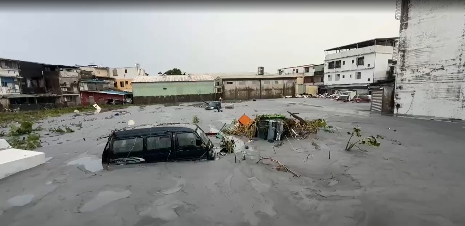 Auntoridades de socorro de contabilizan 124 personas desaparecidas tras el paso del supertifón Ragasa por Taiwán.