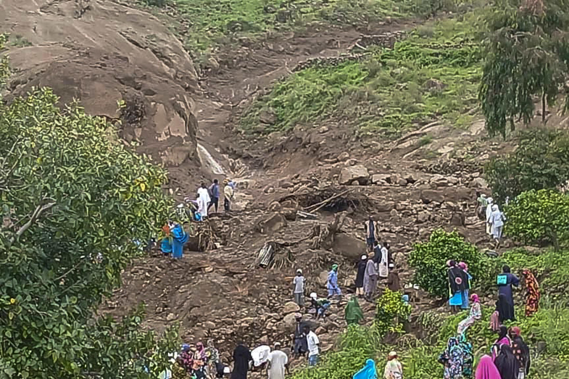 La imagen muestra un área del deslizamiento en Sudán, el cual sepultó la aldea de Tarsi, y solo una persona sobrevivió.