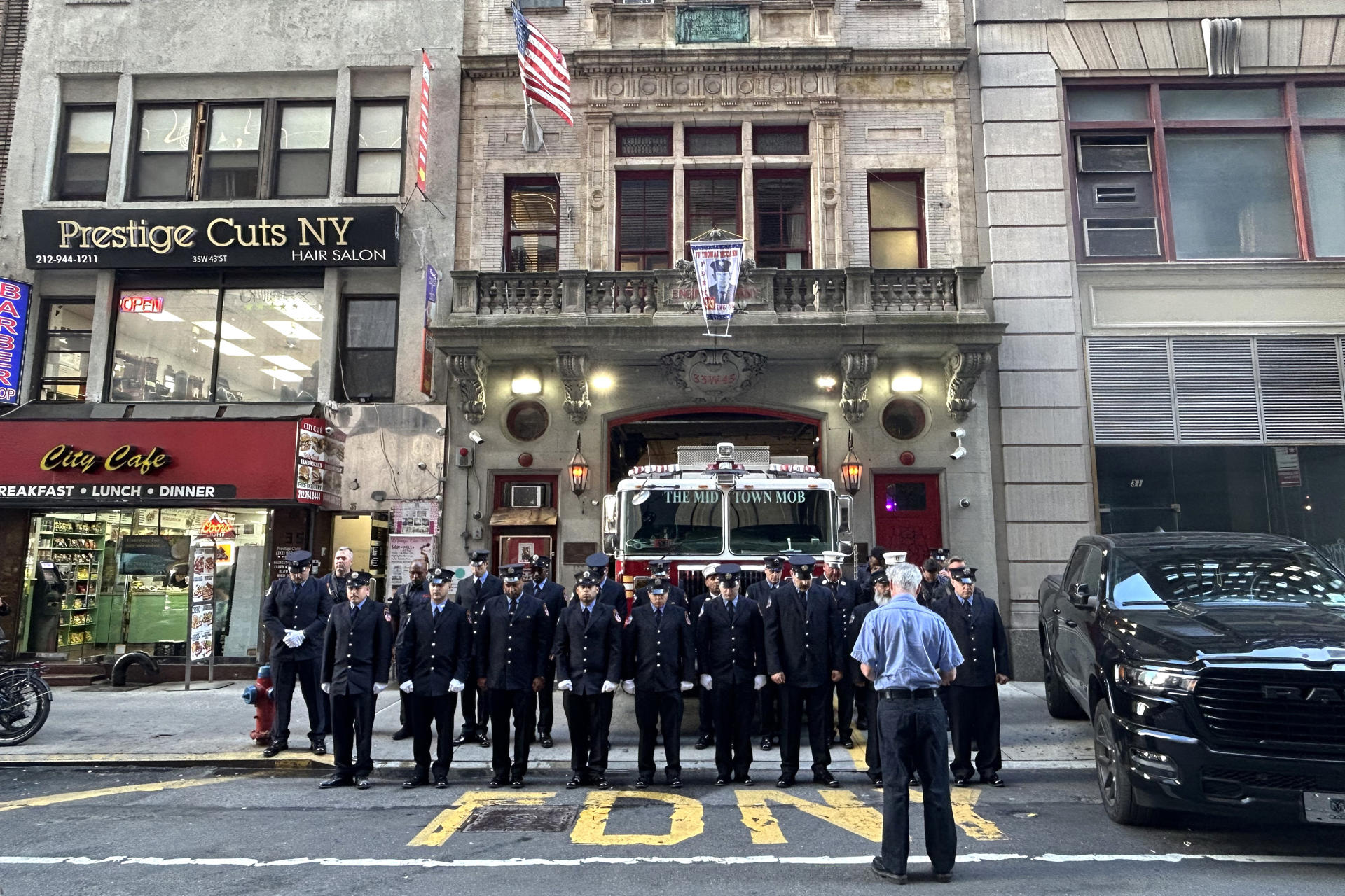 Bomberos del parque de Midtown, cuyos compañeros cuentan entre las víctimas de laso atentados del 11 de septiembre de 2001, honrran honran su memoria.