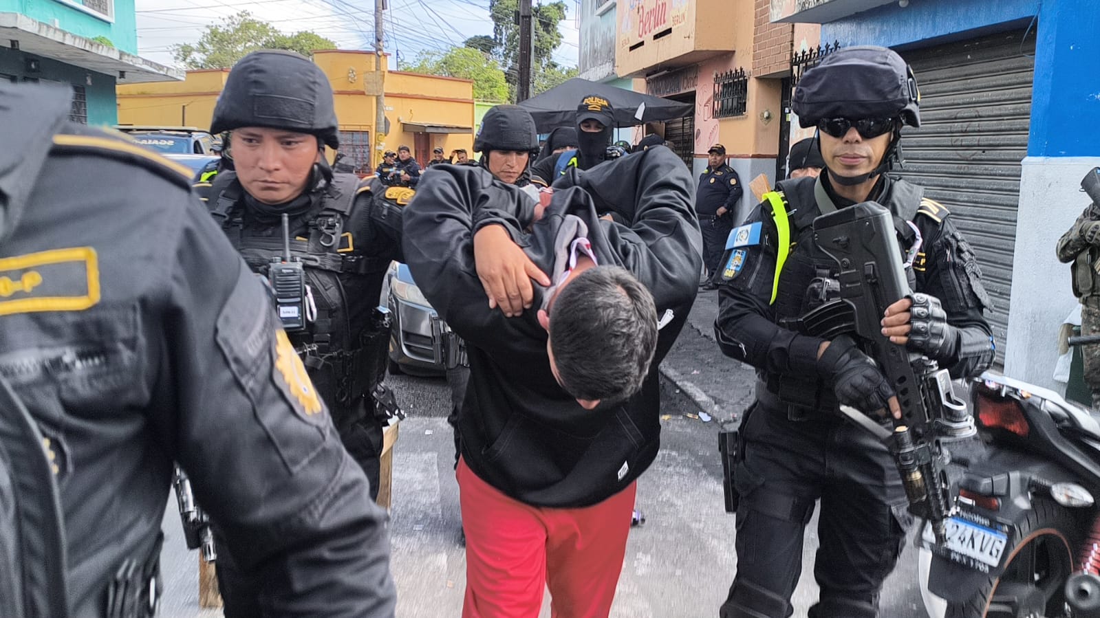 Ministro de Gobernación informa sobre megaoperativo en El Gallito