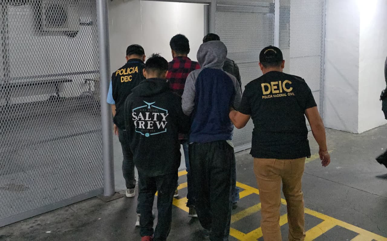 Una vez sustraídas, las unidades eran desarmadas en la vivienda allanada, para luego comercializar las piezas en el mercado negro. / Foto: PNC