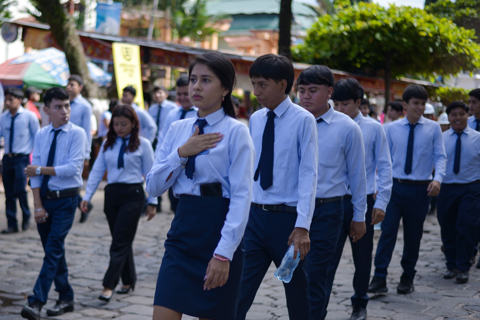 Miles de estudiantes retaltecos desfilan celebrando a la patria