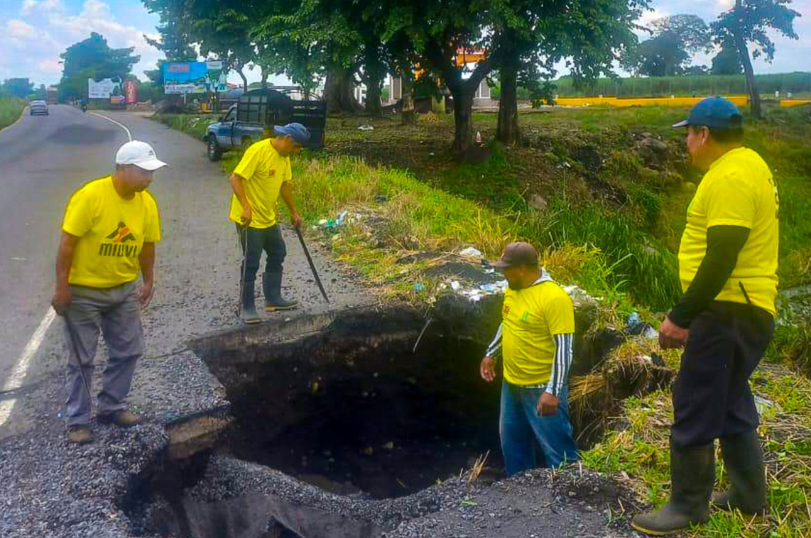 Covial atiende socavamiento en el km 81.6 en Siquinalá, Escuintla. / Foto: Covial.