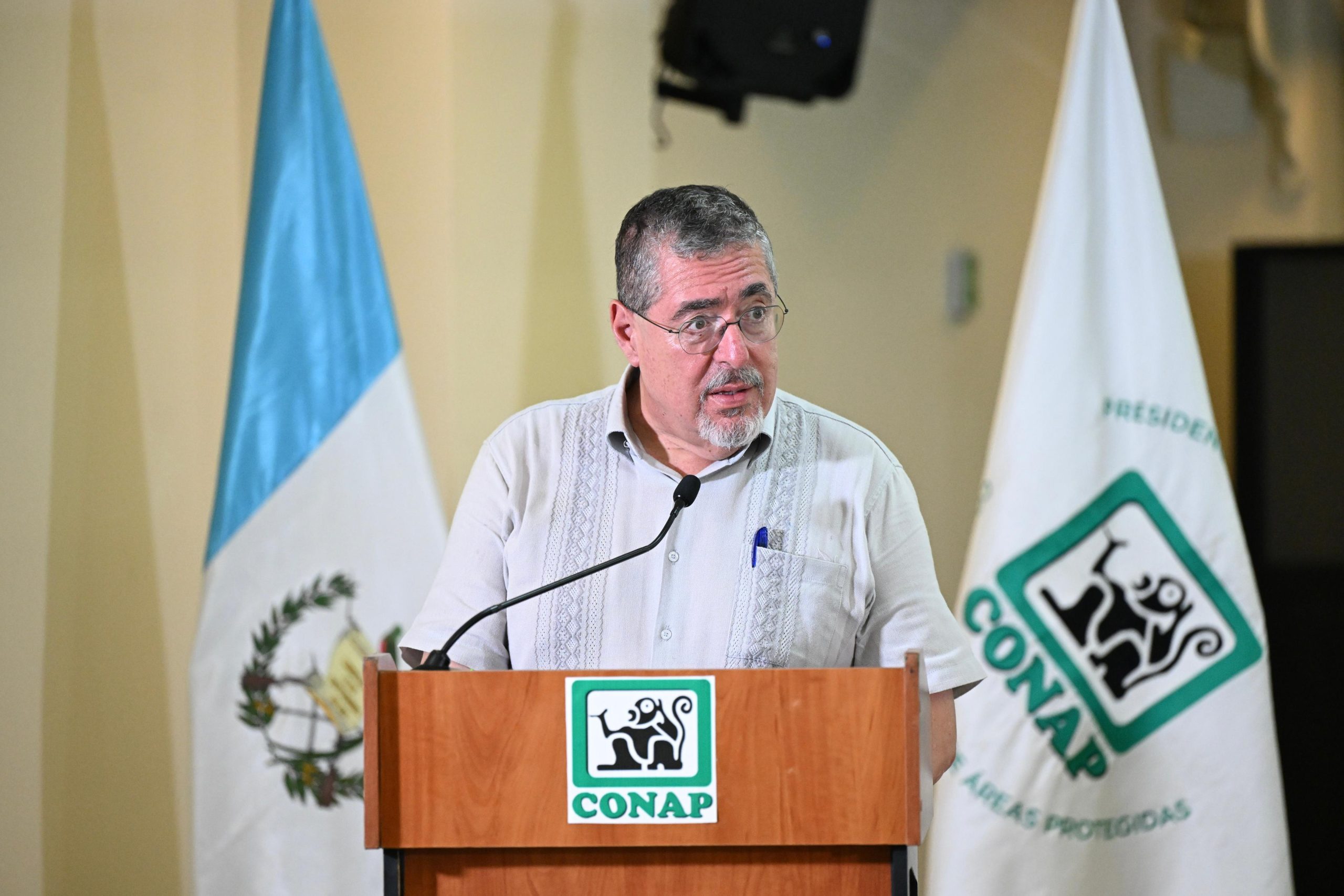 Presidente lidera suscripción de acuerdos de cooperación entre el Conap y cuatro comunidades del sur de Petén