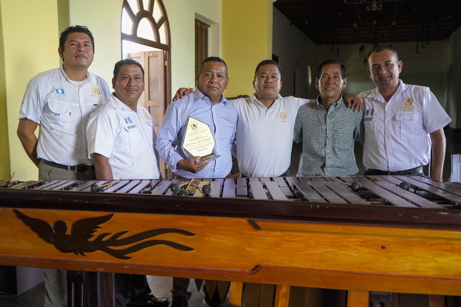 Reconocen a colaboradores por décadas de servicio y talento musical en Retalhuleu