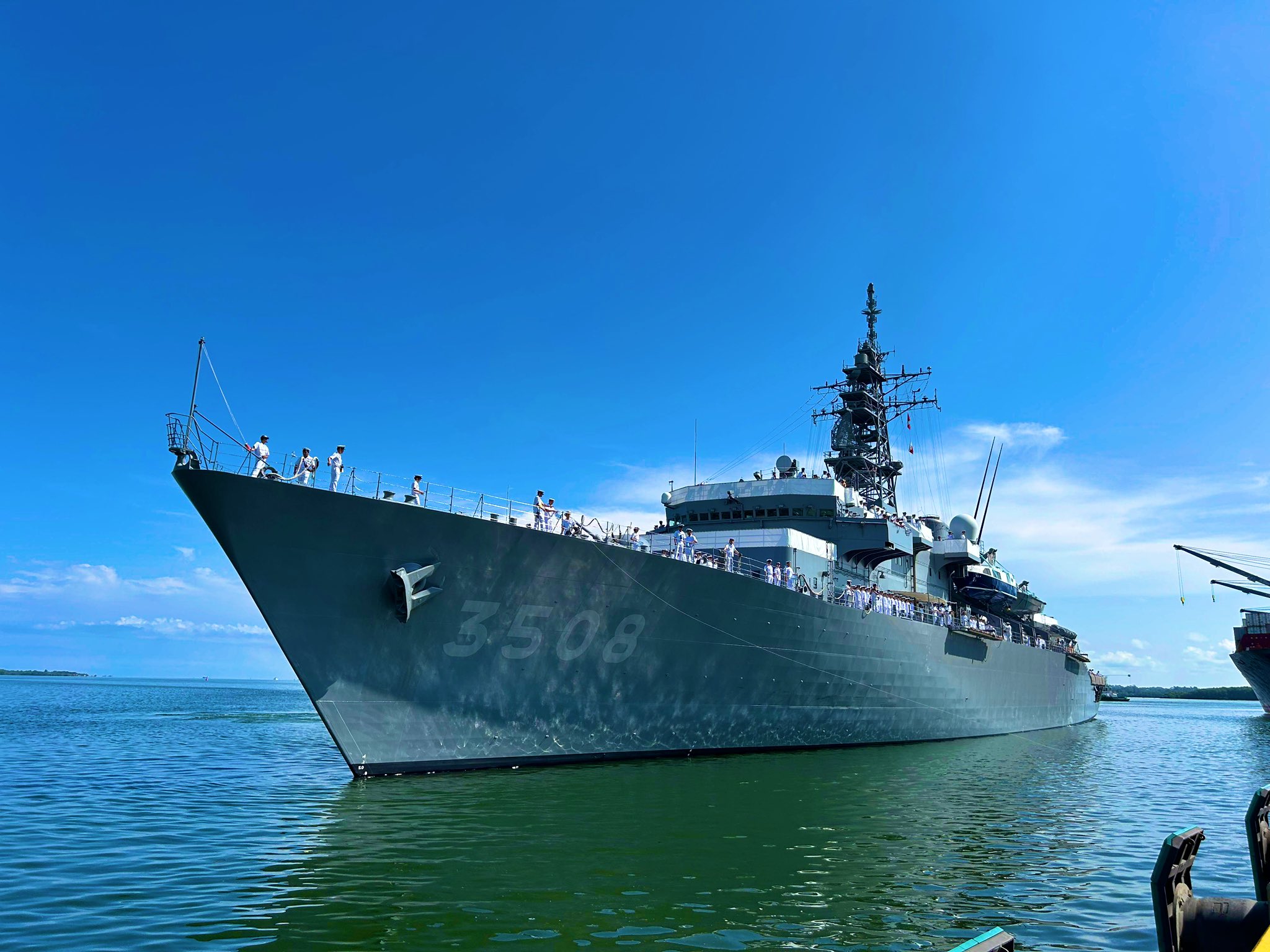 Dan la bienvenida al Escuadrón de Entrenamiento de la Fuerza Marítima de Autodefensa de Japón