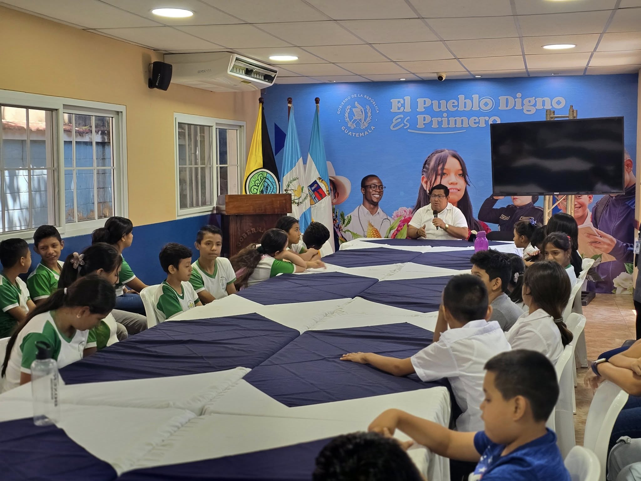 Estudiantes tienen un día de aprendizaje y acercamiento en Gobernación Departamental de Chiquimula