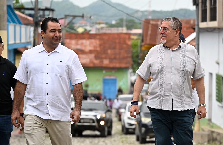 Presidente Bernardo Arévalo (derecha) junto al gobernador de Petén. / Foto: Álvaro Interiano.