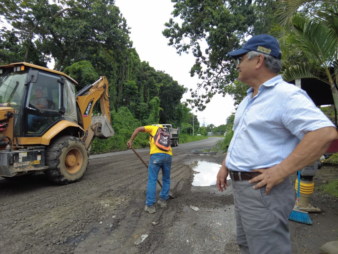 Covial realiza trabajos de mantenimiento vial en el cruce El Zarco, Santa Cruz Muluá