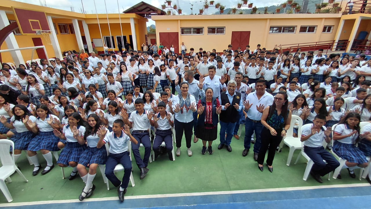 Alumnos de instituto en La Unión, Zacapa son beneficiados con nuevo laboratorio de informática