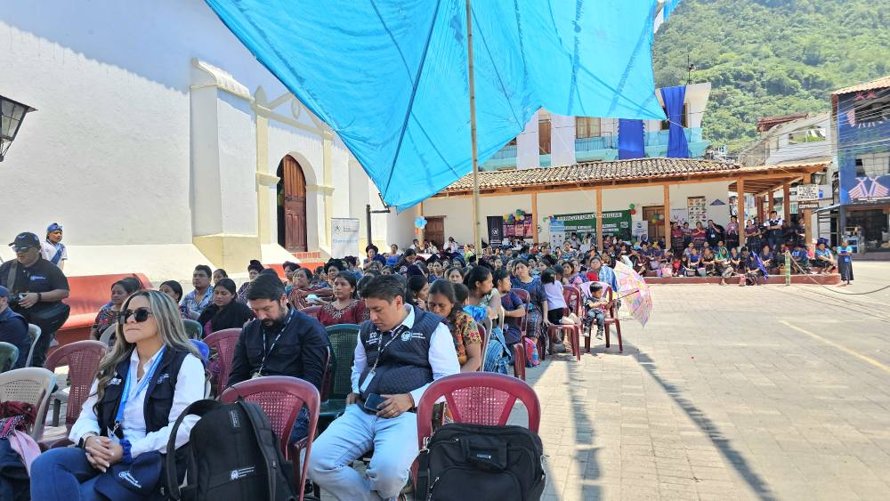 Familias de Santa Catarina Palopó son beneficiadas con el Bono Social