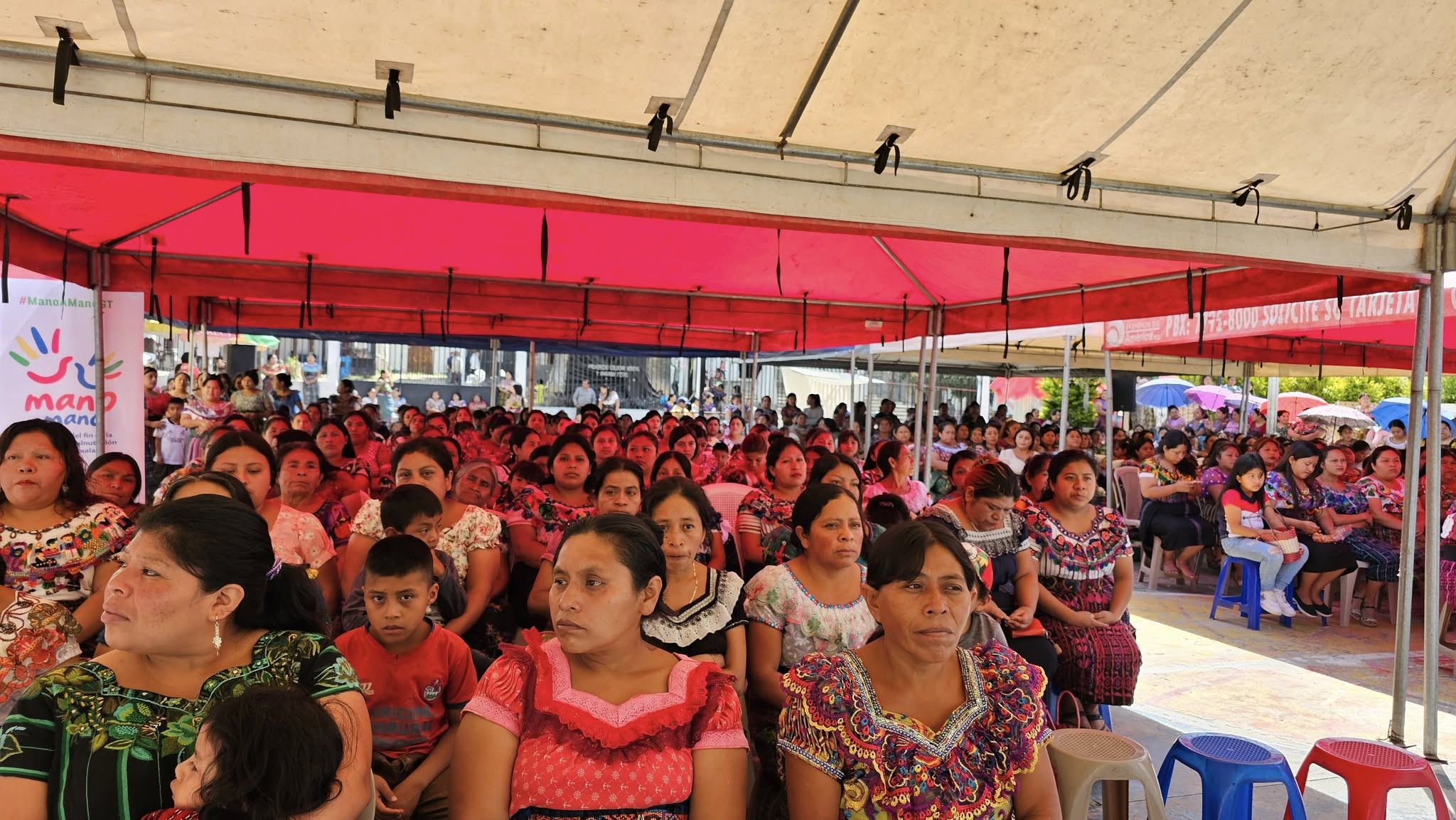 Familias de San Pablo La Laguna reciben el Bono Social para salud y educación