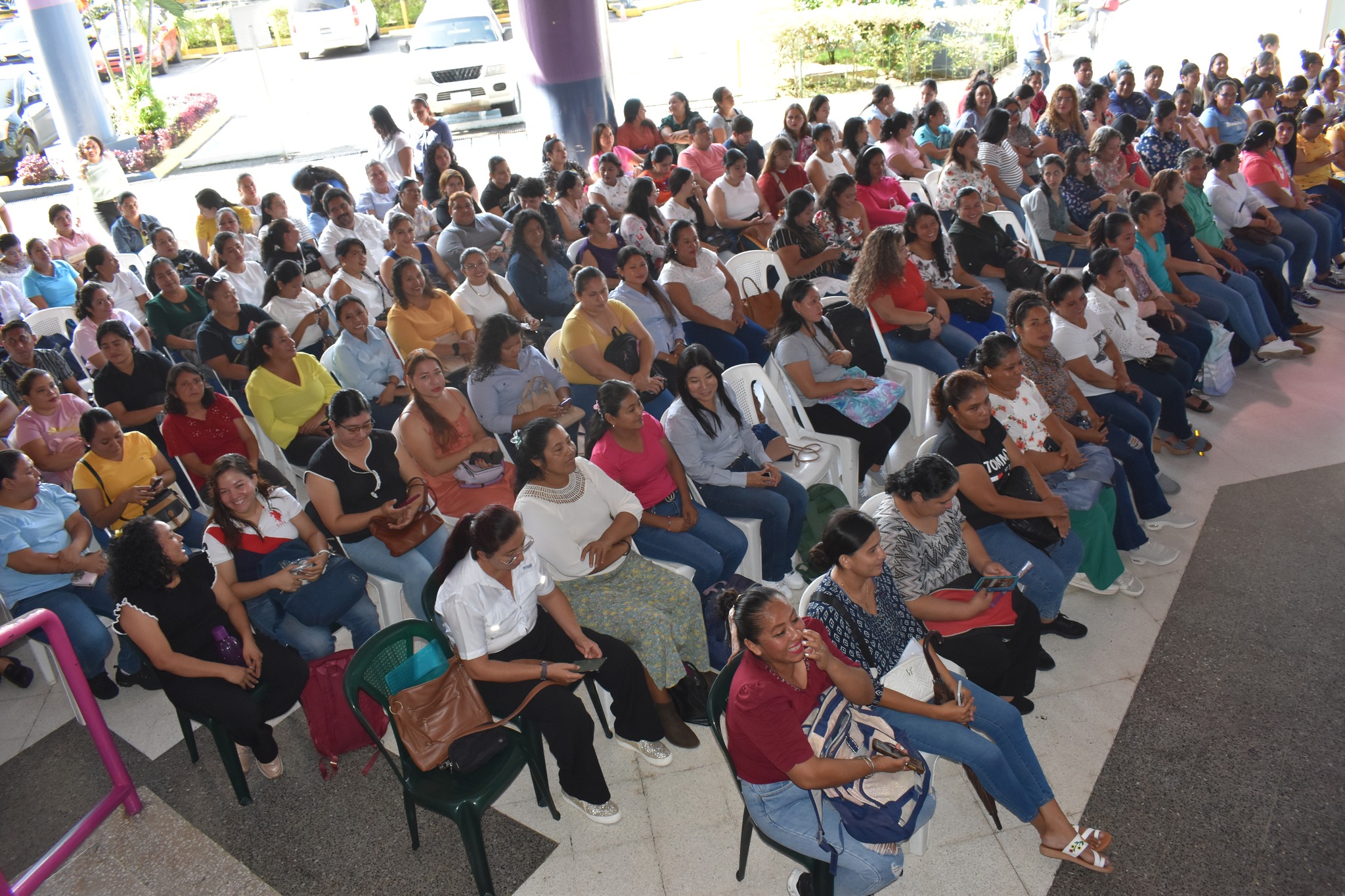 Mineduc entrega 249 contratos 021 a docentes en Escuintla