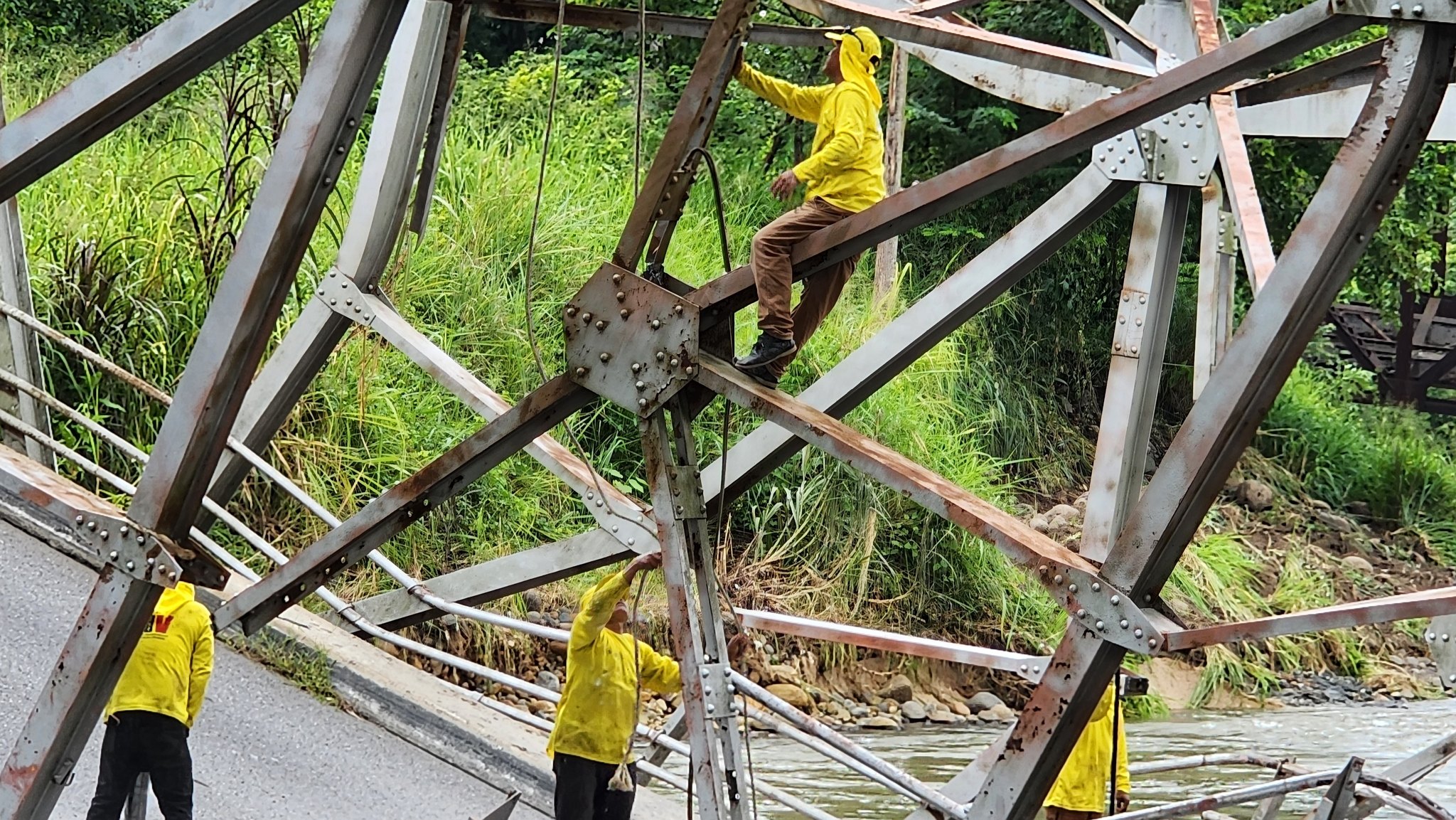 Dan seguimiento a los trabajos del desmontaje del puente Brisas del Mocá