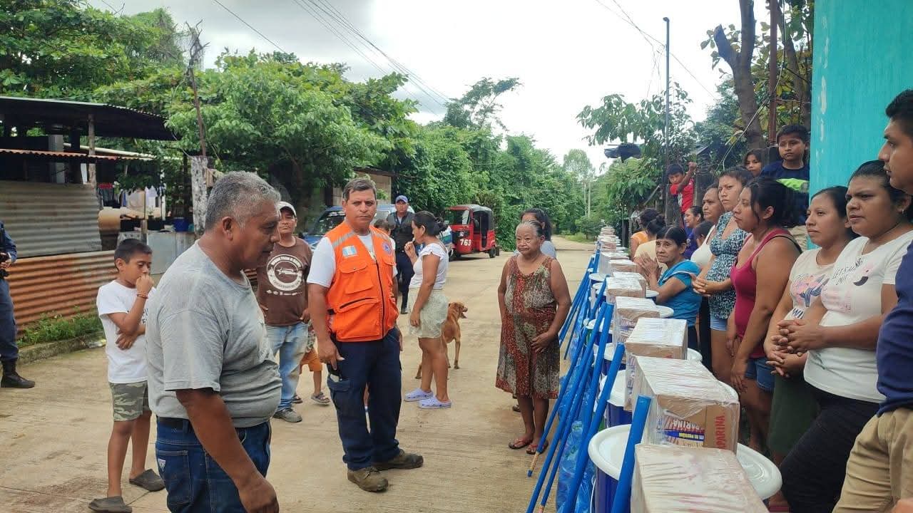 Comred entrega ayuda humanitaria a damnificados en Retalhuleu