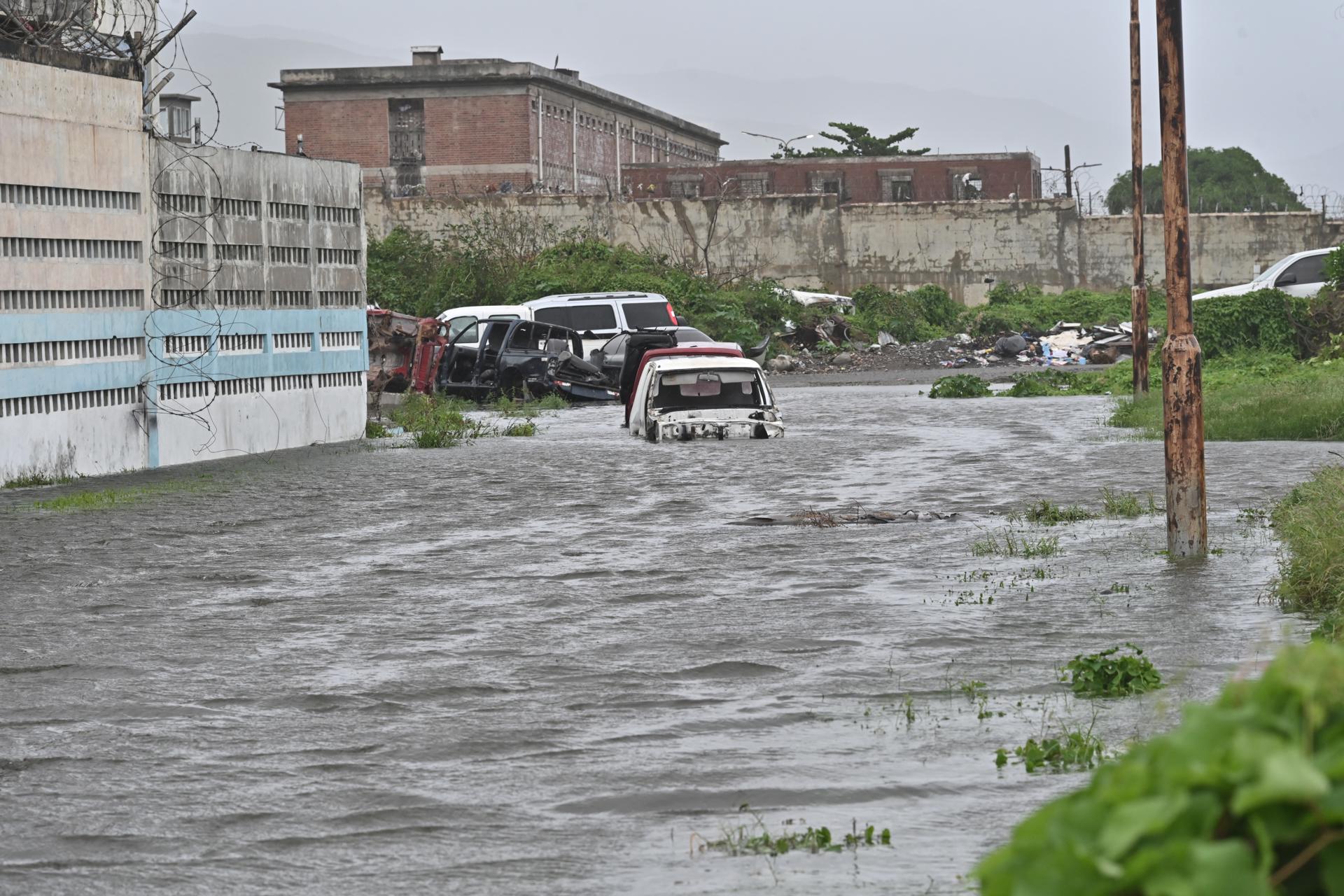 Minex sigue de cerca la situación de guatemaltecos en el Caribe ante el paso del huracán Melissa. / Foto: EFE.