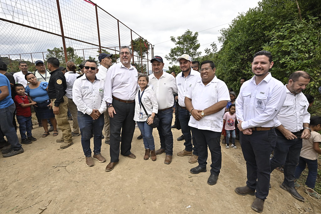 El presidente Bernardo Arévalo conversa con pobladores de San Juan Ermita, Chiquimula, durante recorrido por tramo de Rutas para el desarrollo.