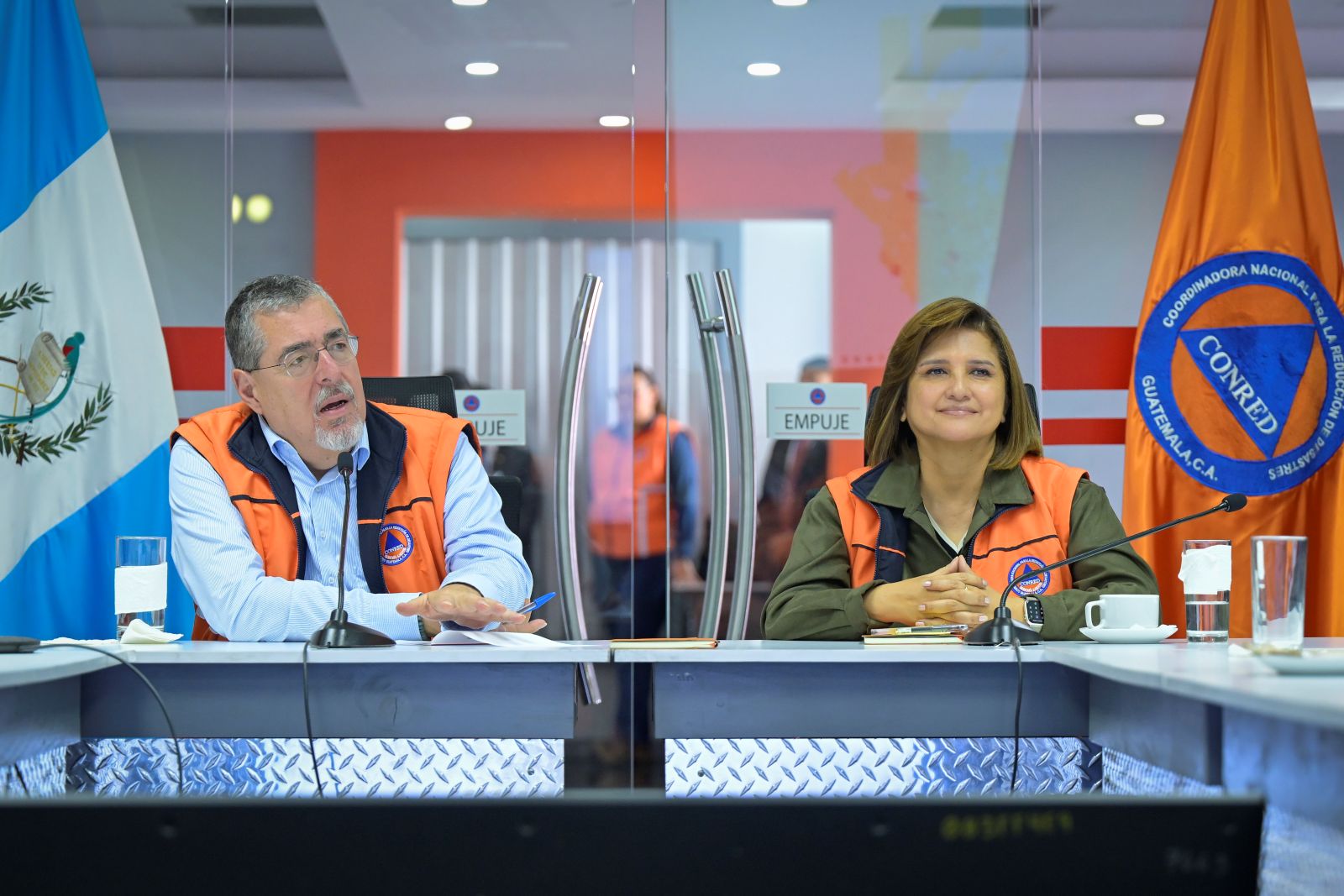 El presidente Bernardo Arévalo y la vicepresidenta Karin Herrera, durante conferencia de prensa en la Conred sobre los daños a causa de las lluvias.