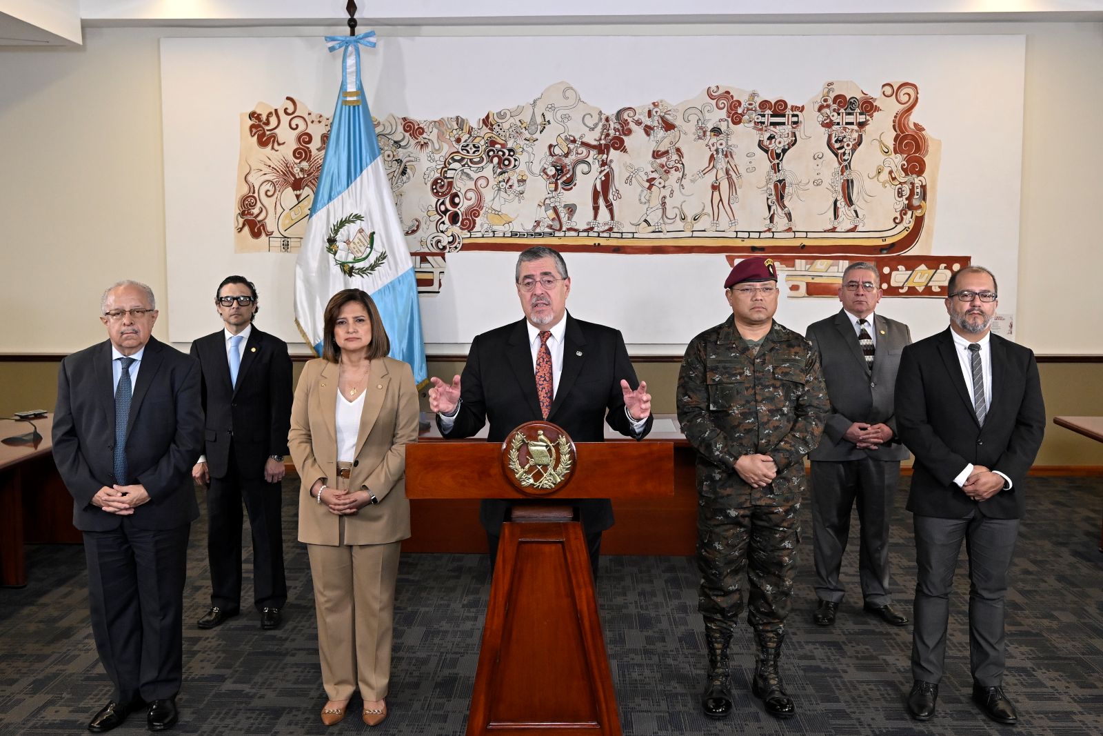El presidente Arévalo, junto a la visepresidenta y otros funcionarios, durante el mensaje a la Nación por la crisis en seguridad.