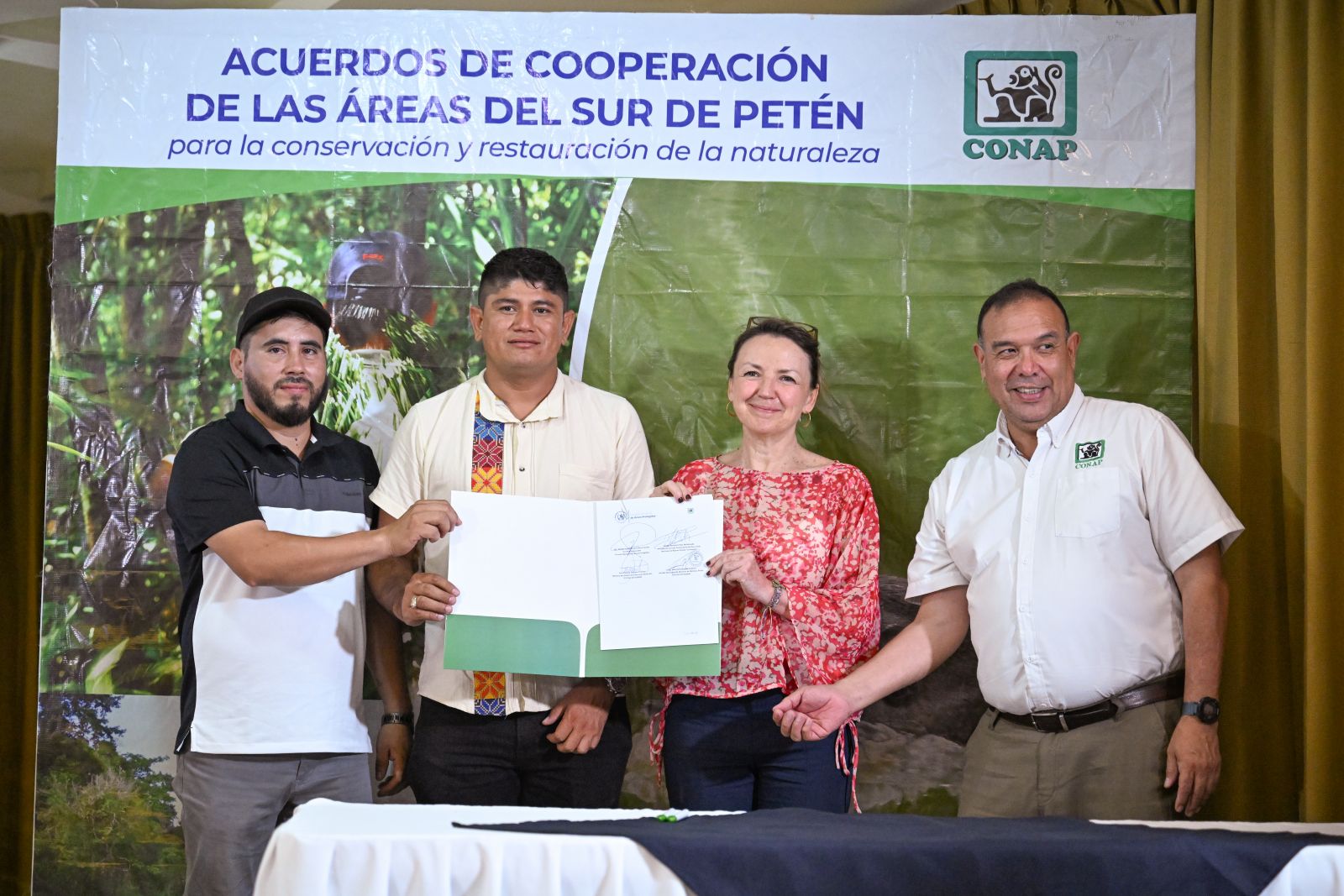 La ministra de Ambiente, Patricia Orantes, durante la firma de convenio para la protección de recursos naturales en Petén.
