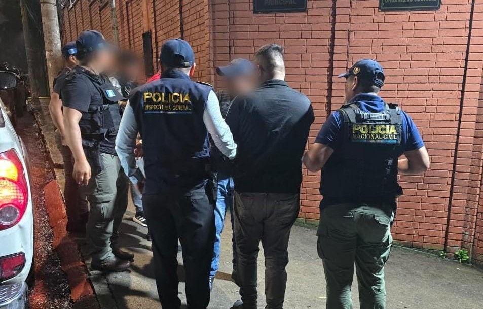 Agentes de la Inspectoría General de la PNC capturaron a tres agentes sindicados de secuestro, entre ellos una mujer.