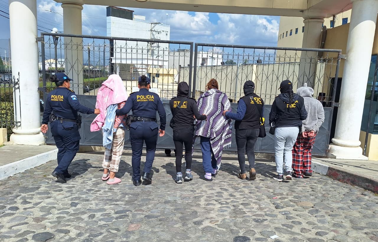 PNC captura a ocho personas durante allanamientos contra el narcomenudeo en Xela