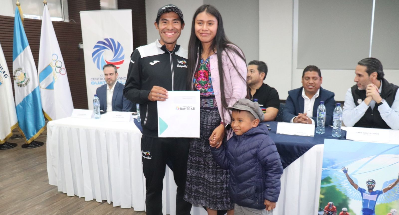 Sergio Chumil, junto a su esposa e hijo, durante el homenaje que le brindó la Federación Nacional de Ciclismo. /Foto: Federación de Ciclismo