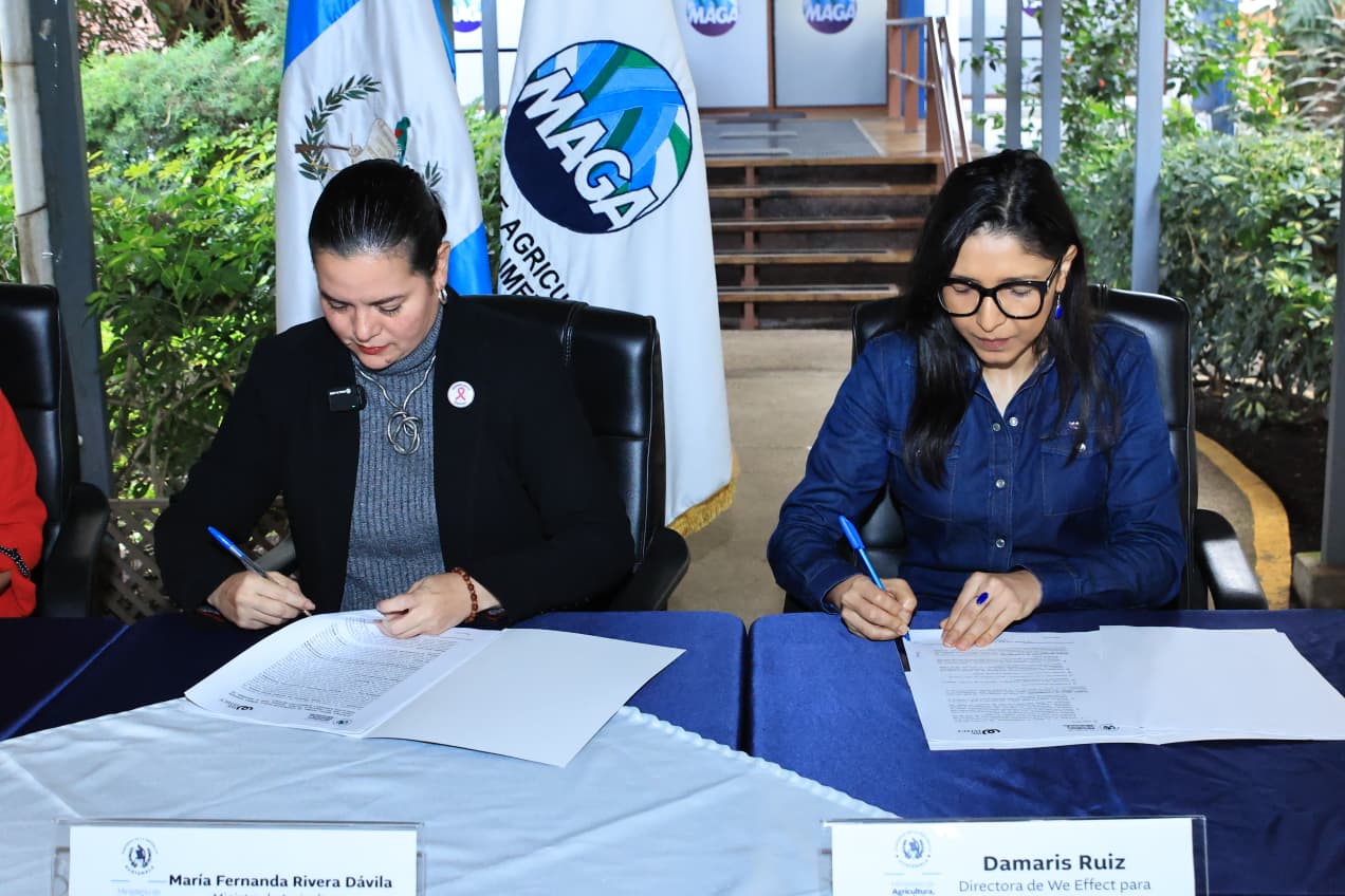 La ministra de Agricultura, María Fernanda Rivera Dávila, y la directora de We Effect para Centroamérica, Damaris Ruiz, firman el convenio de cooperación técnica.