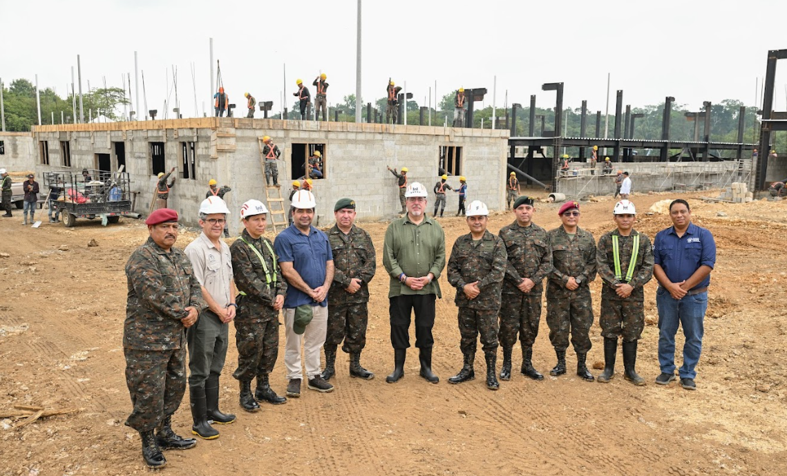 Presidente Arévalo supervisa construcción de la Brigada Especial de Operaciones de Selva