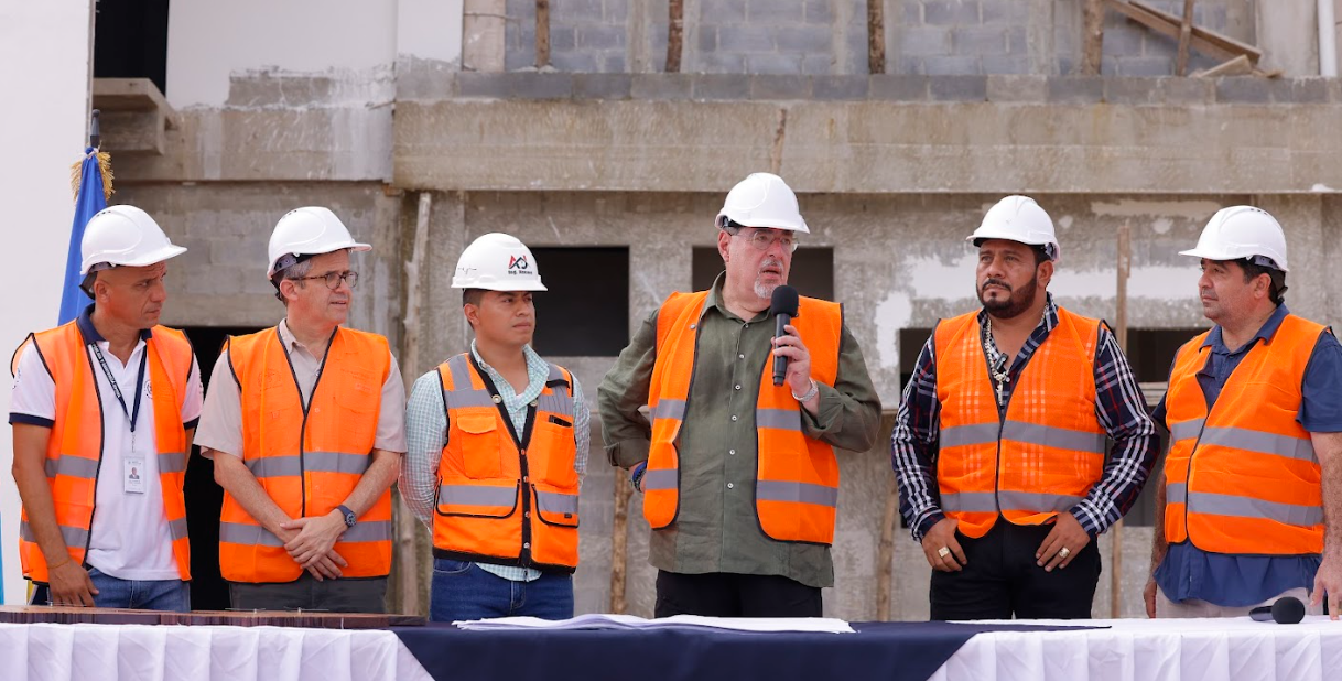 Presidente supervisa construcción del CAIMI que beneficiará a 100 mil personas en La Libertad, Petén