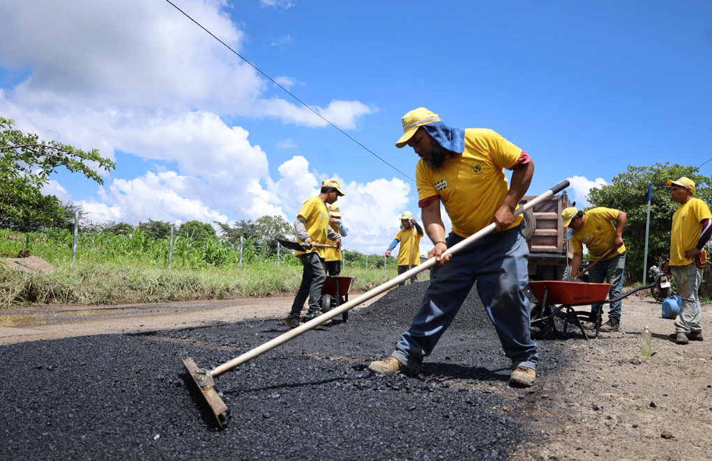 Covial desarrolla trabajos de bacheo en seis rutas estratégicas del país./Foto: CIV.