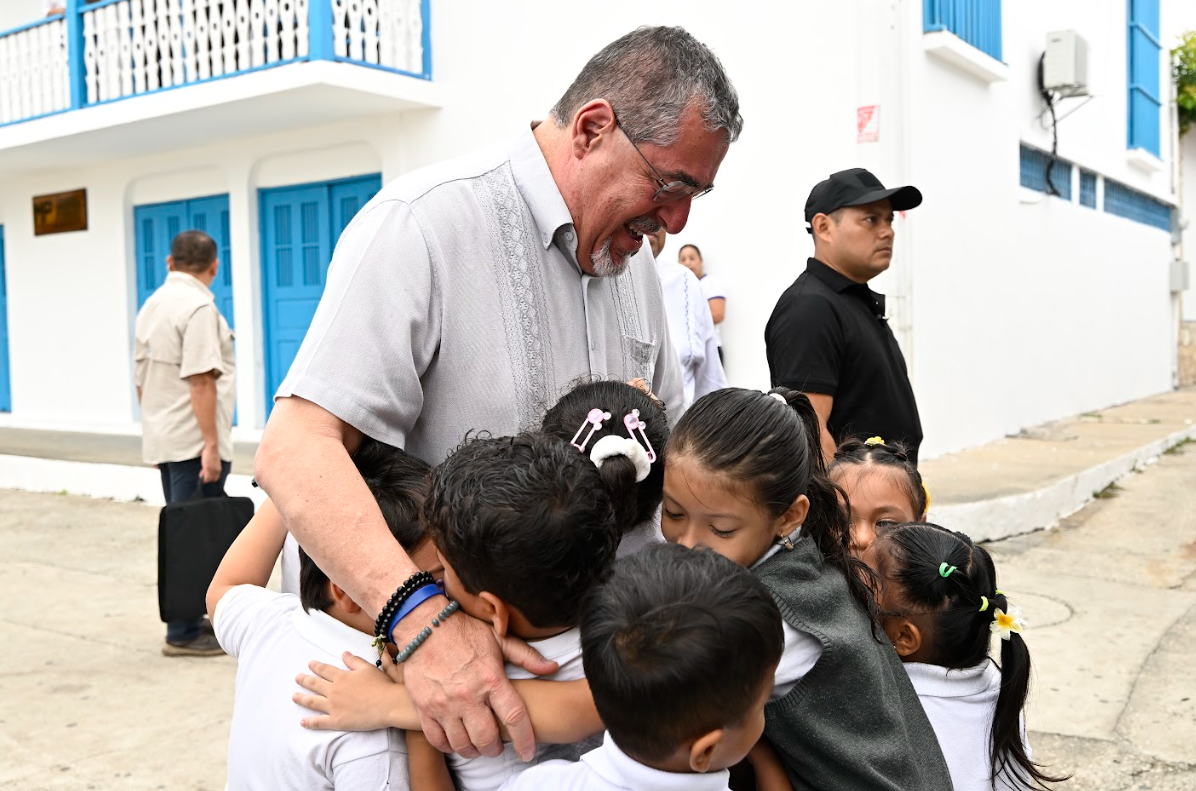 Presidente Bernardo Arévalo compartió con niños de Petén. / Foto: Álvaro Interiano.