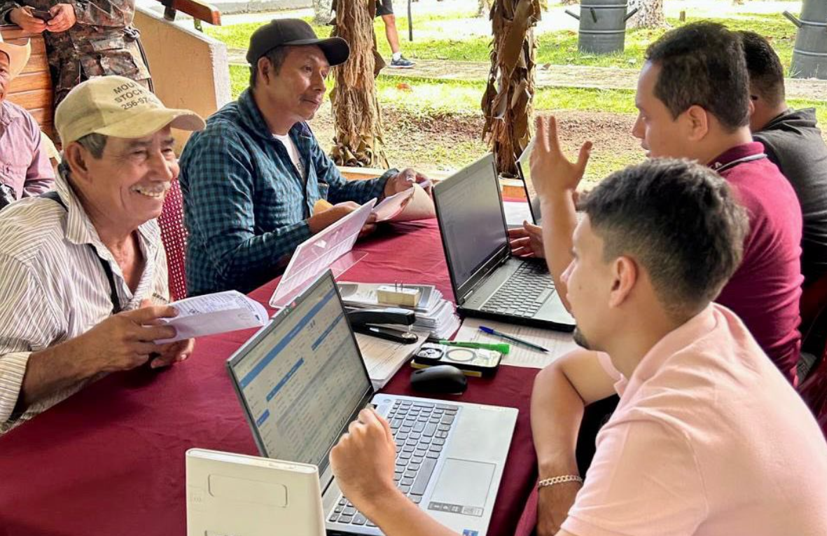 Mides atendió dudas de beneficiarios de la Ley Temporal de Desarrollo Integral./Foto: Mides.