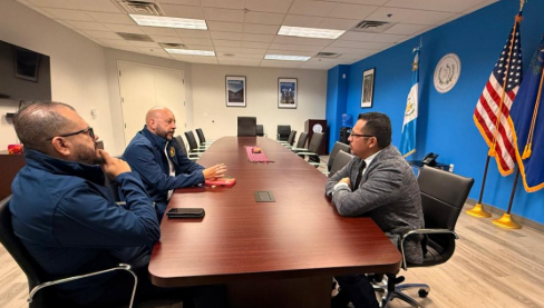 Consulado de Guatemala en Las Vegas aboga con senador por atención a connacionales