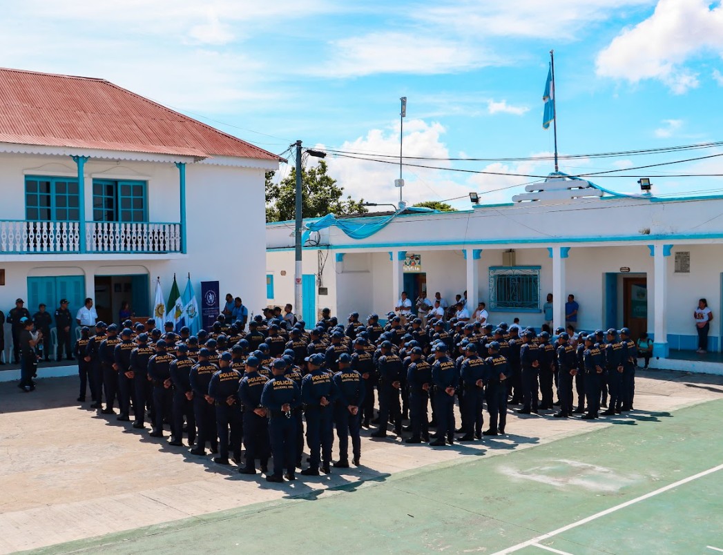PNC en Petén se fortalece con la incorporación de nuevos agentes y tres subinspectores