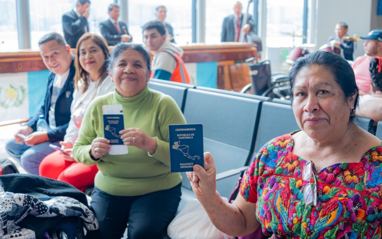Viajeros de la nueva ruta directa entre Canadá y Guatemala. / Foto: Minex.