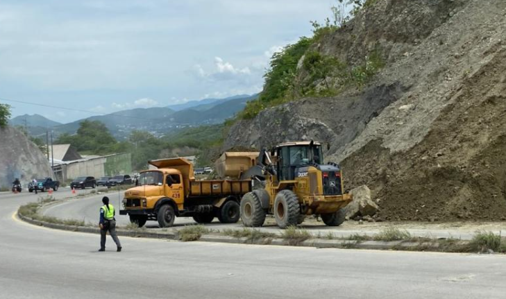CIV avanza con limpieza de derrumbe en km 67 de la ruta al Atlántico