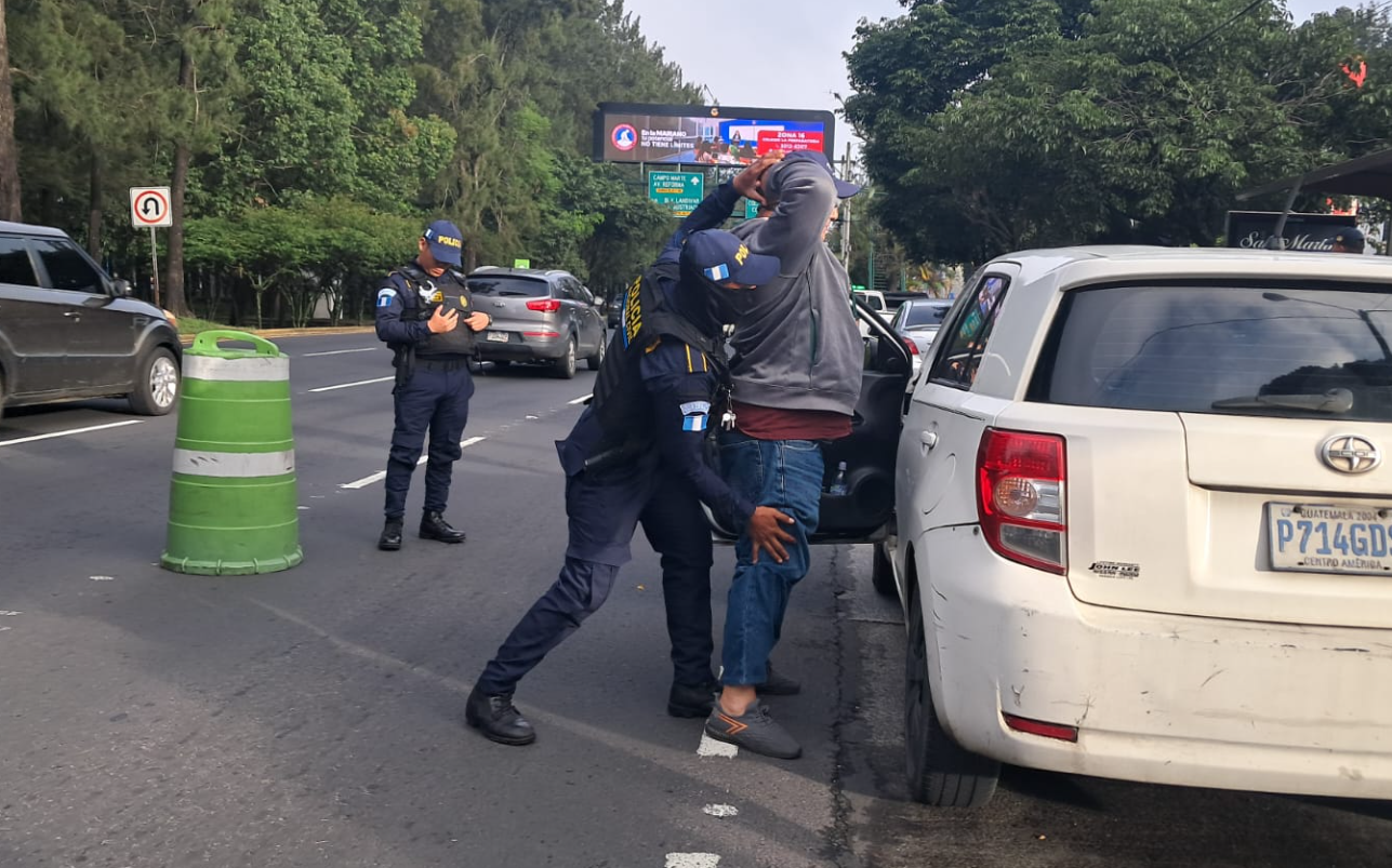 PNC desarrolla operativo contra taxis pirata en zona 15 y realiza captura
