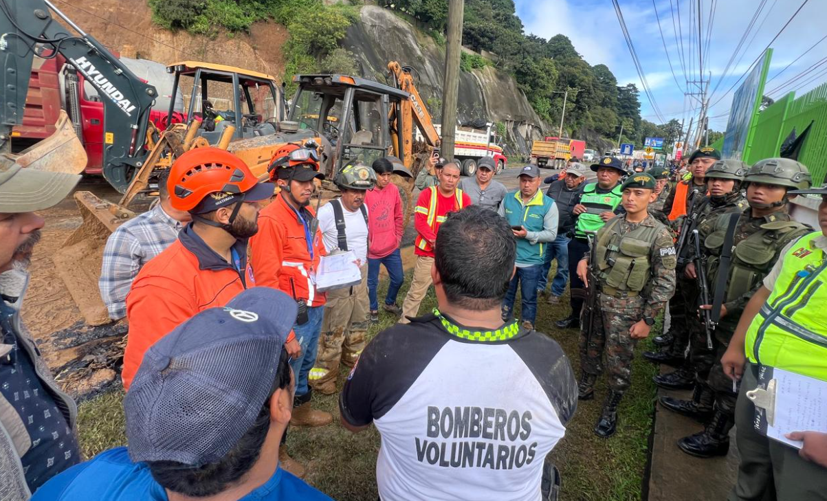 Conred lidera acciones para atender derrumbe en el kilómetro 24 de la ruta a El Salvador