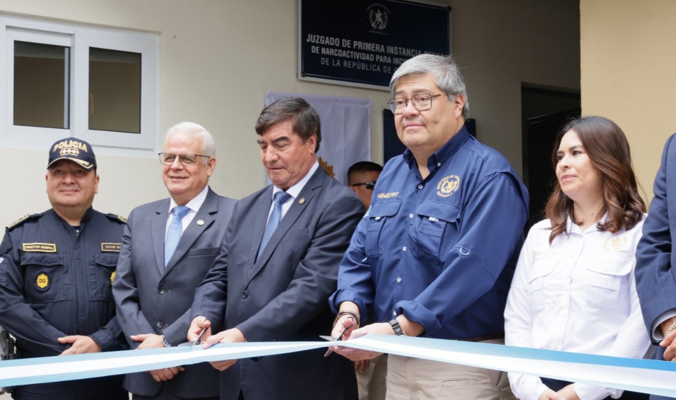 Corte de cinta del nuevo espacio, con presencia de autoridades del Ministerio de Gobernación, PNC y Organismo Judicial. / Foto: Mingob.