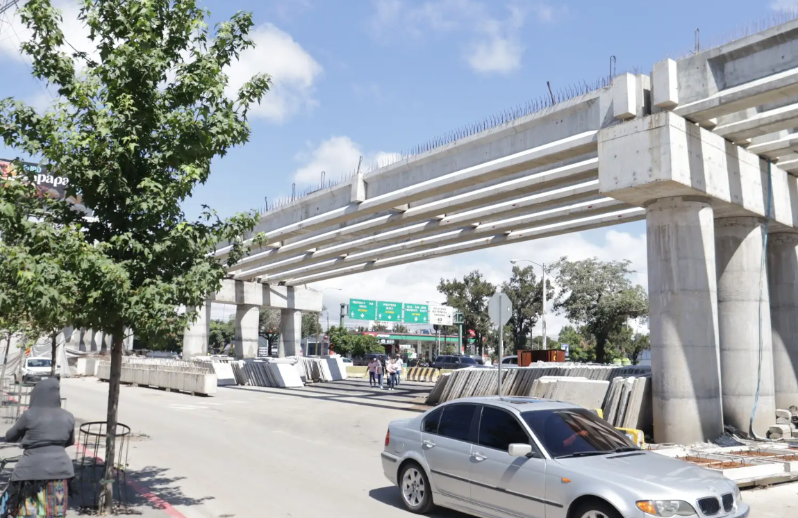 FSS avanza con la construcción del paso a desnivel en la calzada Roosevelt./Foto: CIV.