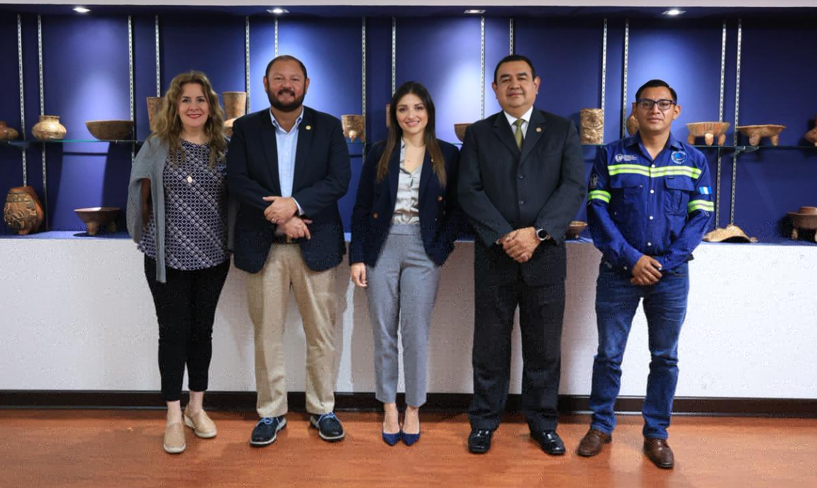 Autoridades unen esfuerzos para formalizar el registros del transporte turístico./Foto: DGT.