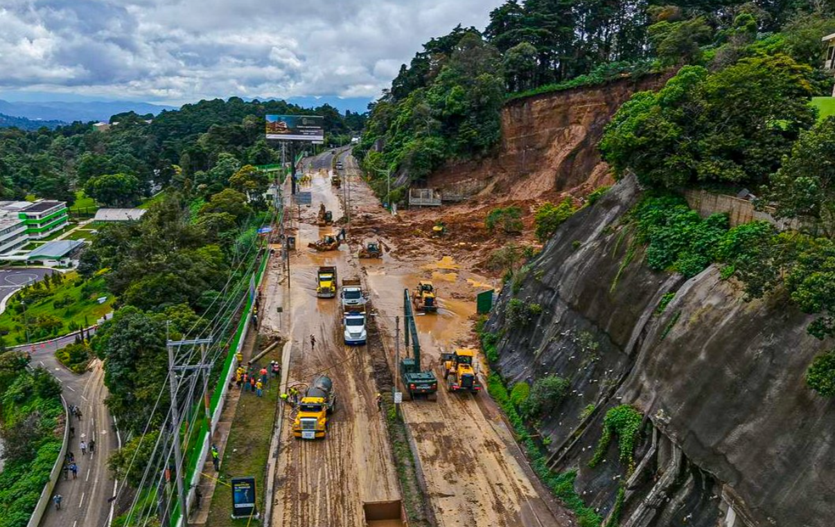 CIV continúa trabajando en el km 24 de la ruta a El Salvador./Foto: CIV.