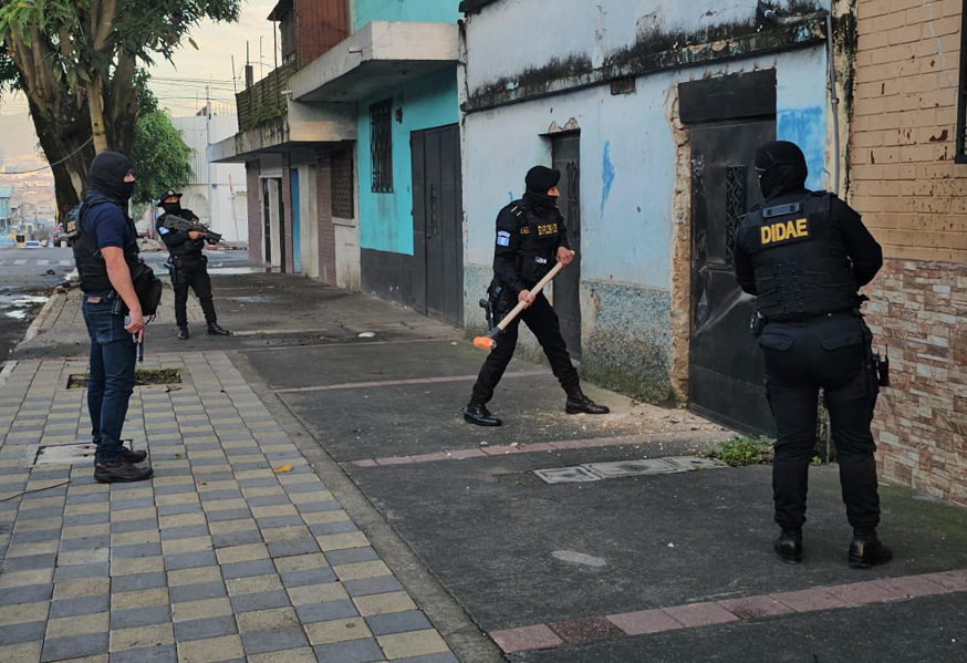 Mingob lleva a cabo 108 allanamientos en distintas partes del país. (Foto: PNC)